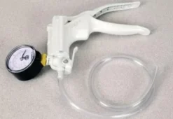 PASCO Pompa a mano per la realizzazione del vuoto, con manometro integrato OS-8502