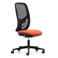 Poltroncina senza braccioli con schienale in rete nero e seduta arancio